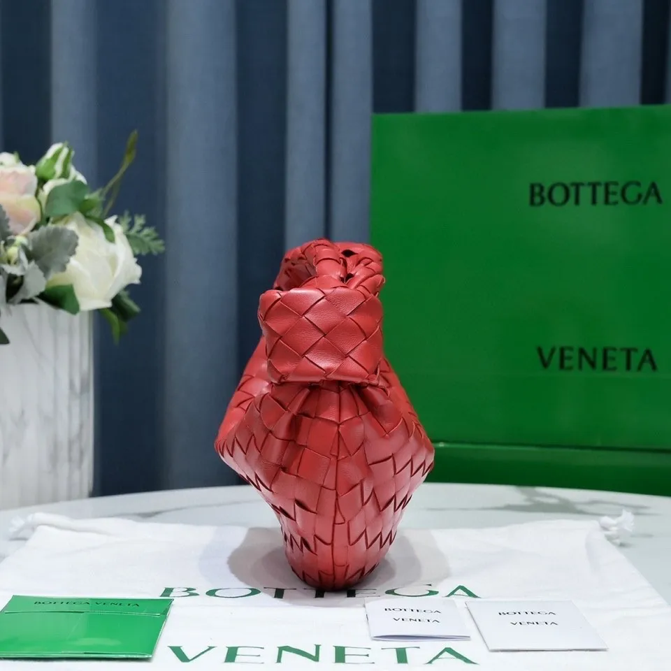 Batch 1120 BV Bottega Veneta's new early spring women's MINI JODIE handbag BV bag 🔥The new method is based on the original rounded corners, knotted with classic woven leather round hobo bag, The most iconic triangular pull-out design, using sheepskin draped soft shape, is super suitable for concave shapes~ Jodie feels really gentle to people, and is definitely the best item for daily matching. It has the same weave, new elements and twists, is compact and versatile, and is the new favorite of street style Internet celebrities! Dimensions: 23x28x8 Model: 6699-1
